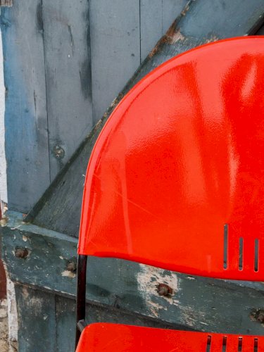 Alma, la chaise en métal rouge N°624