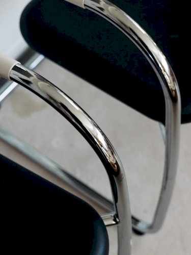 Alma, la chaise en métal Vitra N°640