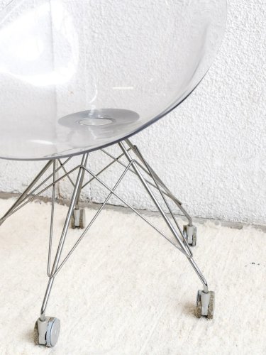 Alma, la chaise en plexiglass N°650