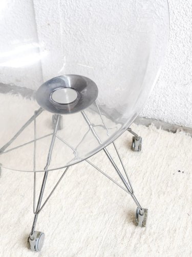 Alma, la chaise en plexiglass N°650