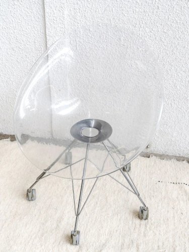 Alma, la chaise en plexiglass N°650