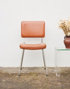 Alma, the faux leather chair No. 1033