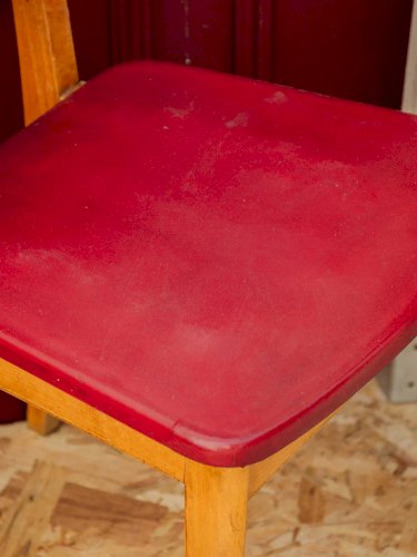 Alma, la chaise en vinyle rouge N°461