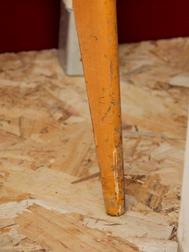 Alma, la chaise en vinyle rouge N°461