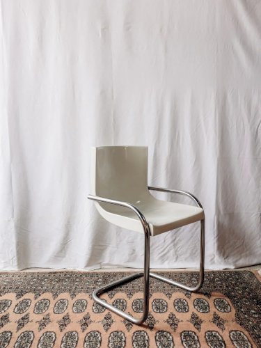 Alma, la chaise Gautier blanche et noire N°1280