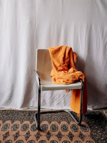 Alma, la chaise Gautier blanche et noire N°1280