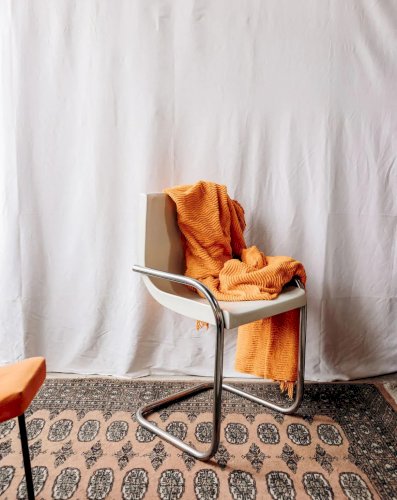 Alma, la chaise Gautier blanche et noire N°1280