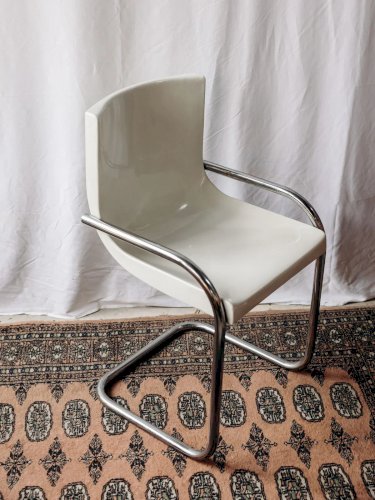 Alma, la chaise Gautier blanche et noire N°1280