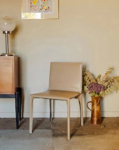 Alma, the Knoll chair in leather No. 861