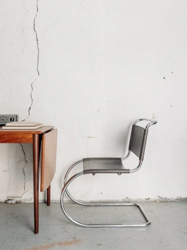 Alma, la chaise Mies Van der Rohe N°598