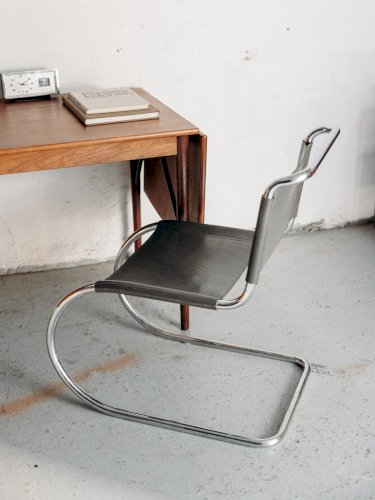 Alma, la chaise Mies Van der Rohe N°598