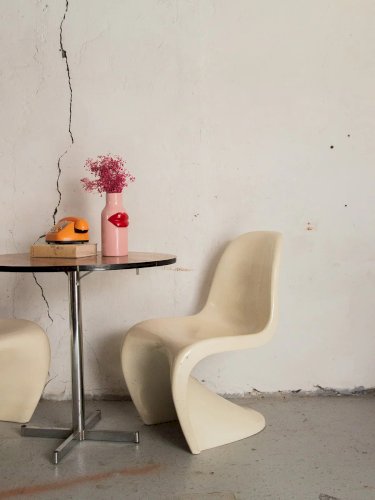 Alma, la chaise Panton beige N°398