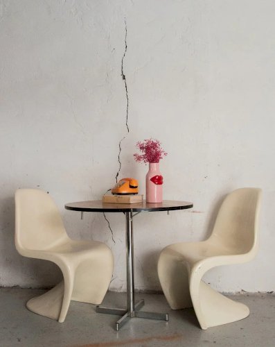 Alma, la chaise Panton beige N°398