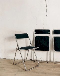 Alma, the metal folding chair No. 590