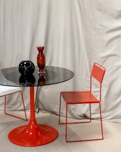 Alma, the red metal chair No. 705