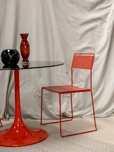 Alma, la chaise rouge en métal N°705