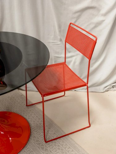 Alma, la chaise rouge en métal N°705
