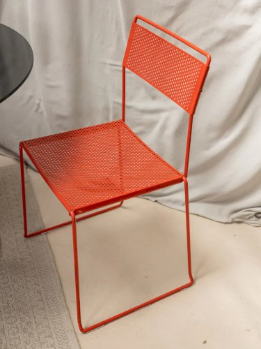 Alma, la chaise rouge en métal N°705