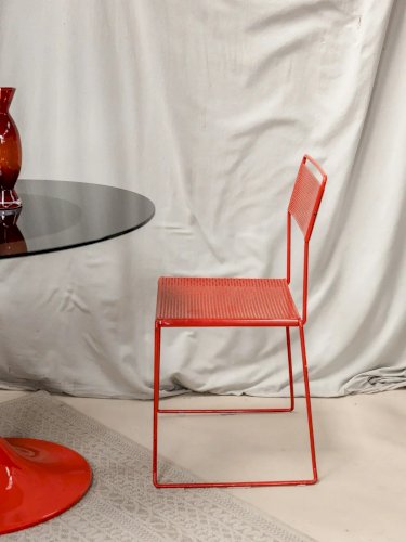 Alma, la chaise rouge en métal N°705