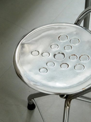 Alma, la chaise Tubecon en métal N°566