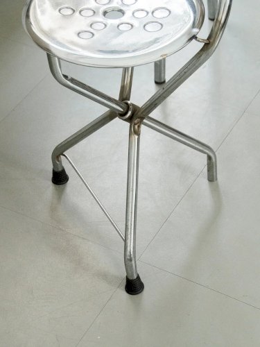 Alma, la chaise Tubecon en métal N°566