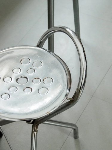 Alma, la chaise Tubecon en métal N°566