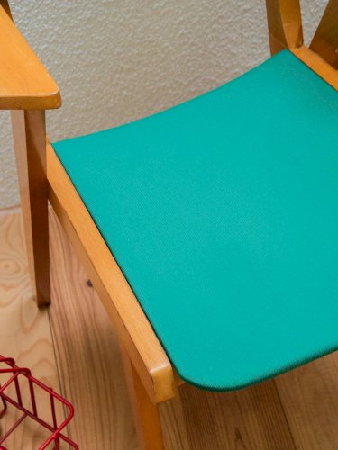 Alma, la chaise verte en bois clair N°1077