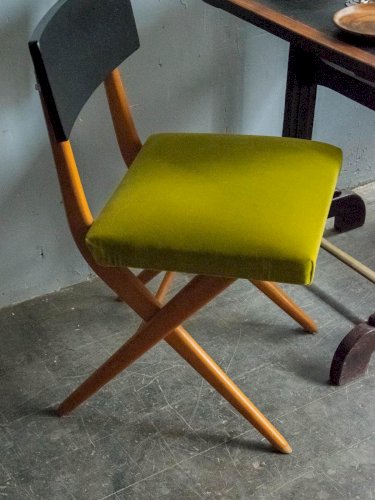 Alma, la chaise verte en bois N°898