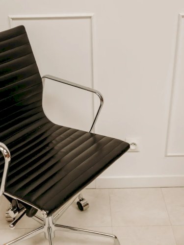 Alma, la grande chaise de bureau en skaï N°1090