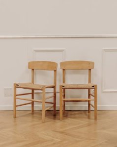 Alma, the pair of Borge Mogensen chairs No. 771