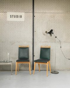 Alma, the pair of wooden chairs No. 311