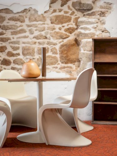 Alma, la paire de chaises en fibre de verre N°808