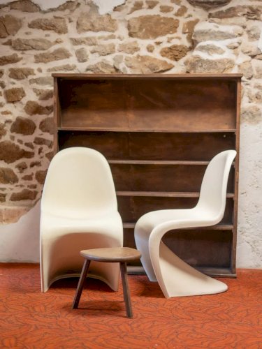 Alma, la paire de chaises en fibre de verre N°808