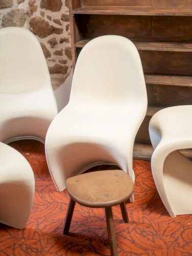 Alma, la paire de chaises en fibre de verre N°808