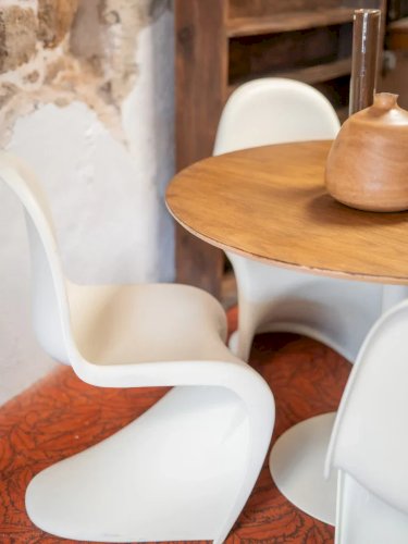 Alma, la paire de chaises en fibre de verre N°808