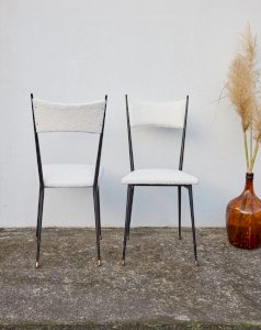 Alma, the pair of metal chairs No. 1048