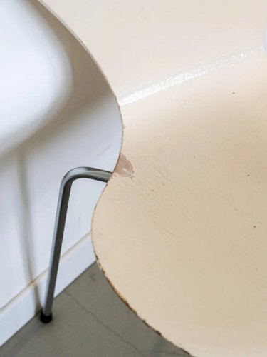 Alma, la paire de chaises en métal N°557