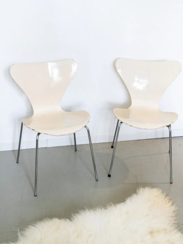 Alma, la paire de chaises en métal N°557