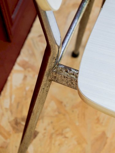 Alma, la paire de chaises en métal N°563