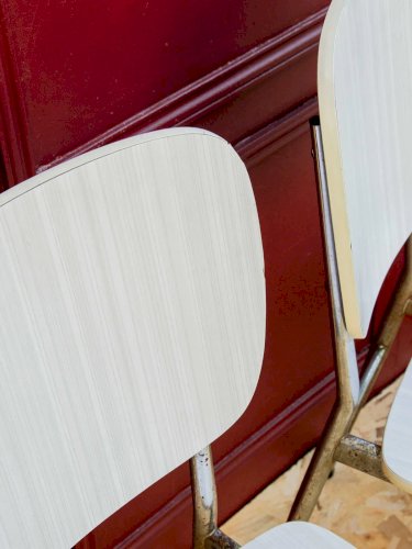 Alma, la paire de chaises en métal N°563