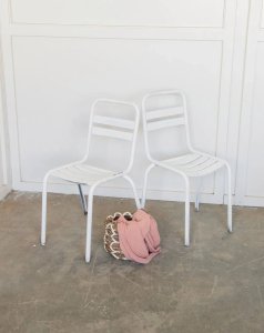 Alma, la paire de chaises en métal N°585