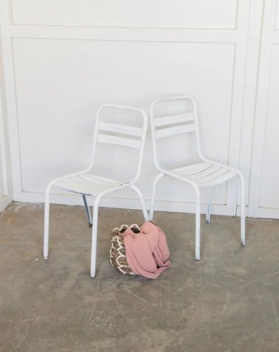 Alma, la paire de chaises en métal N°585