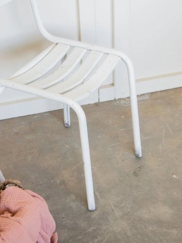 Alma, la paire de chaises en métal N°585