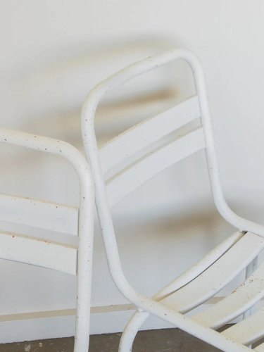 Alma, la paire de chaises en métal N°585