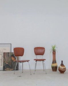 Alma, the pair of metal chairs No. 632