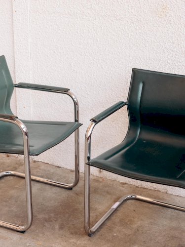 Alma, la paire de chaises en métal N°655