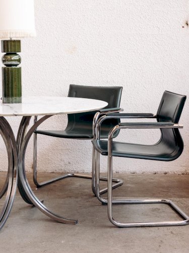 Alma, la paire de chaises en métal N°655