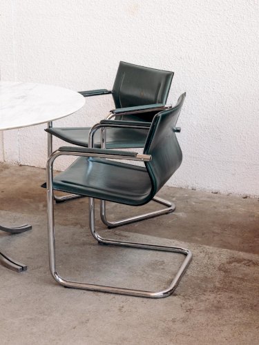 Alma, la paire de chaises en métal N°655