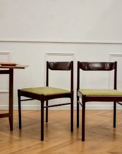 Alma, the pair of teak chairs No. 403