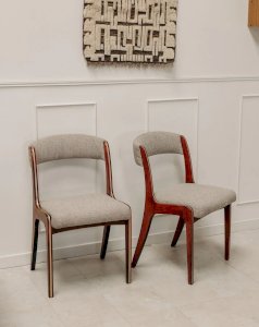Alma, the pair of fabric chairs No. 1004